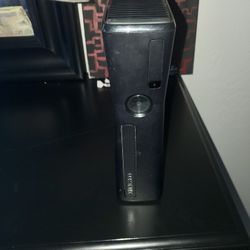 Xbox 360 With 4 Controllers 