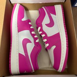 Jordan 1 Low Fire Pink GS Size 4.5y / 6W