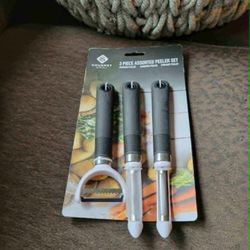 Brand New Potato Peeler Set With Magnetic Clips 