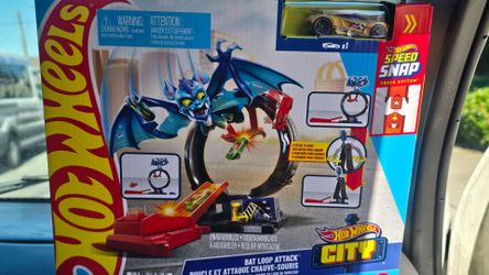 Hot Wheels City Bat Loop Attack Playset with 1:64 Scale Toy Car Inspired by Netflix’s “Let’s Race”