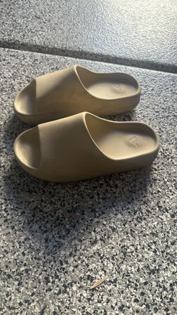 Yeezy Slides bone size 9