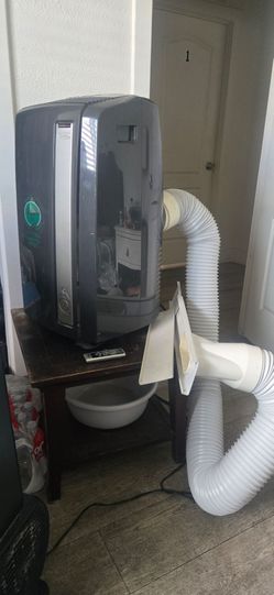 Delonghi Portable AC Cooling and Heating, Excellent working condition