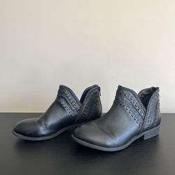 SO Girls’ 5 Ankle Boots Black Zip Back V Cut Braided Cut Out Details