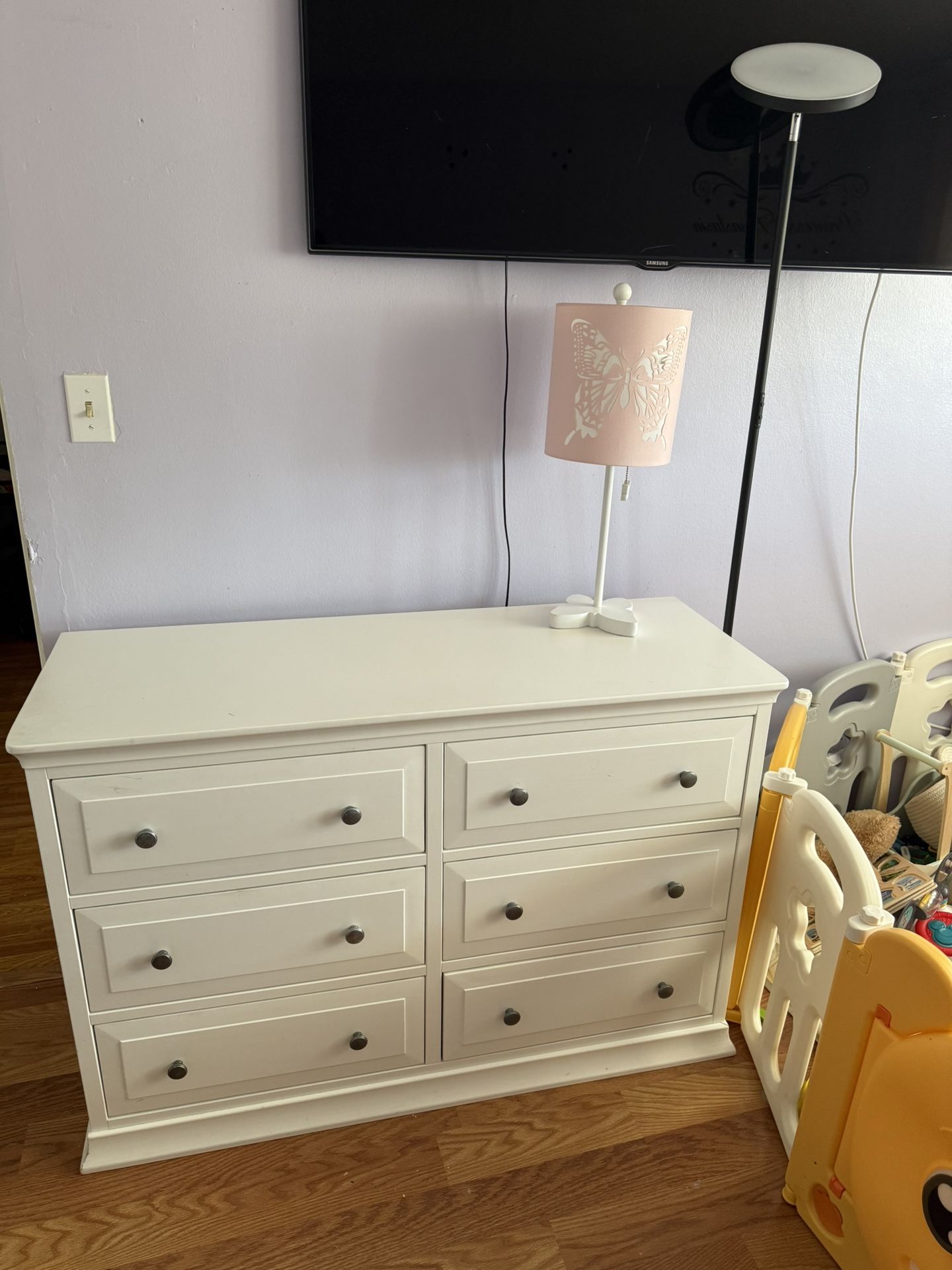 Queen bed and 2 drawers 