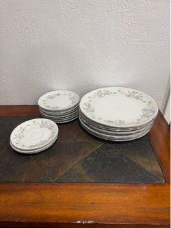 Porcelain dishes set