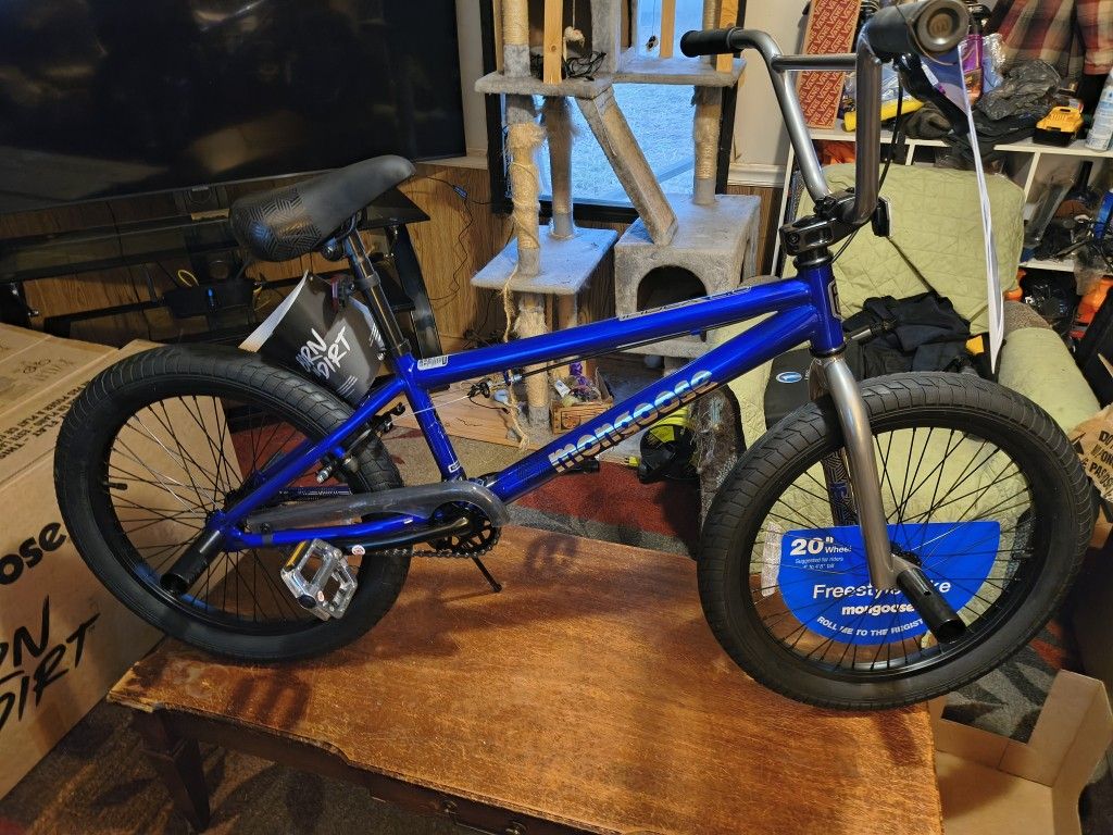 Mongoose 20" Index 2.0 BMX Freestyle Bike w/ Pegs, Ages 8-12, Rider Height 4'2"+ New