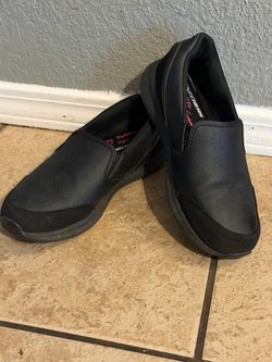 Women’s sz 7 1/2 Black Memory Skechers