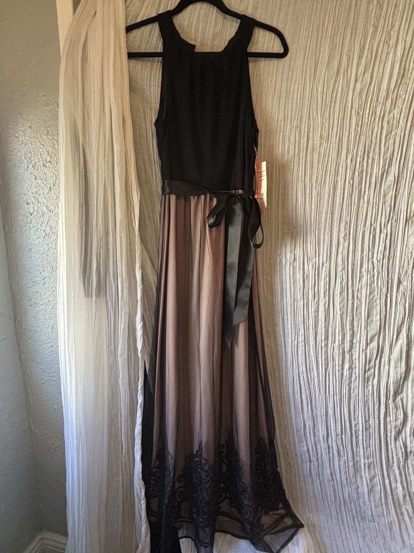 Riverside, CA - Womens Dress