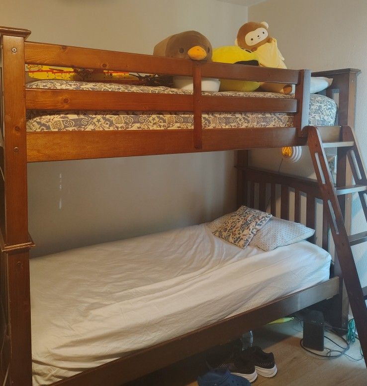 Bunk Bed/Size Twin
