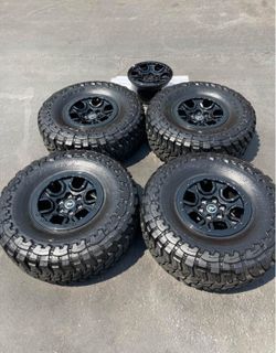 Ford Bronco Sasquatch 17” Gloss Black Beadlock Wheels And 37” Toyo M/T Tires