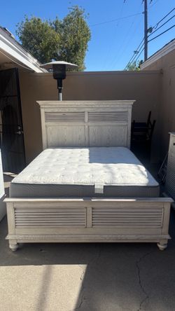 Queen size bed set