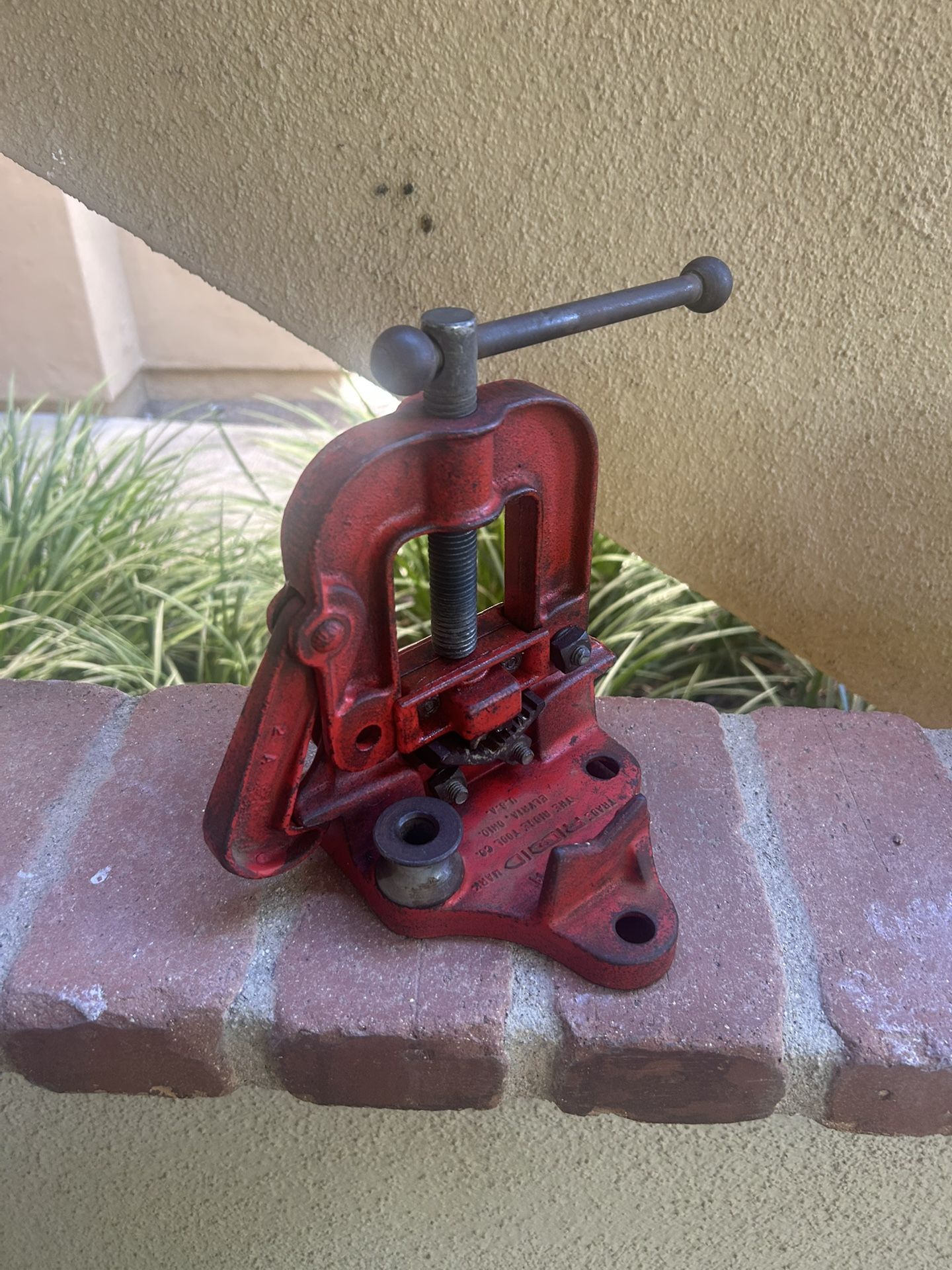 Ridgid Bench Yoke Pipe Vise - Hinged ---- 1/8"-2" Capacity