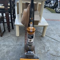 Dyson vacuum with new accessories hardly used