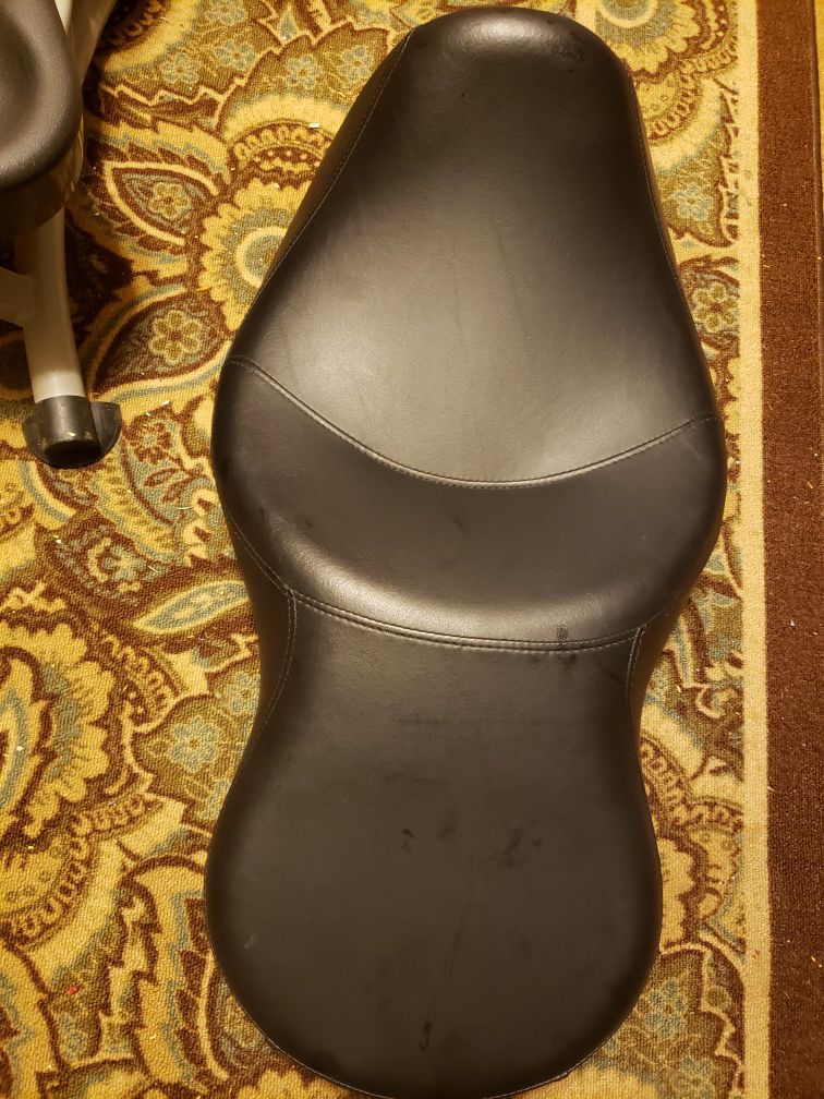 Photo Harley Davidson motorcycle seat, New, just bought this in August for my FXDWG. Traded bike in and dont need anymore