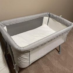 Bassinet – Grey – 4 Auto-Lock Wheels, Adjustable Height, Mesh + Mattress