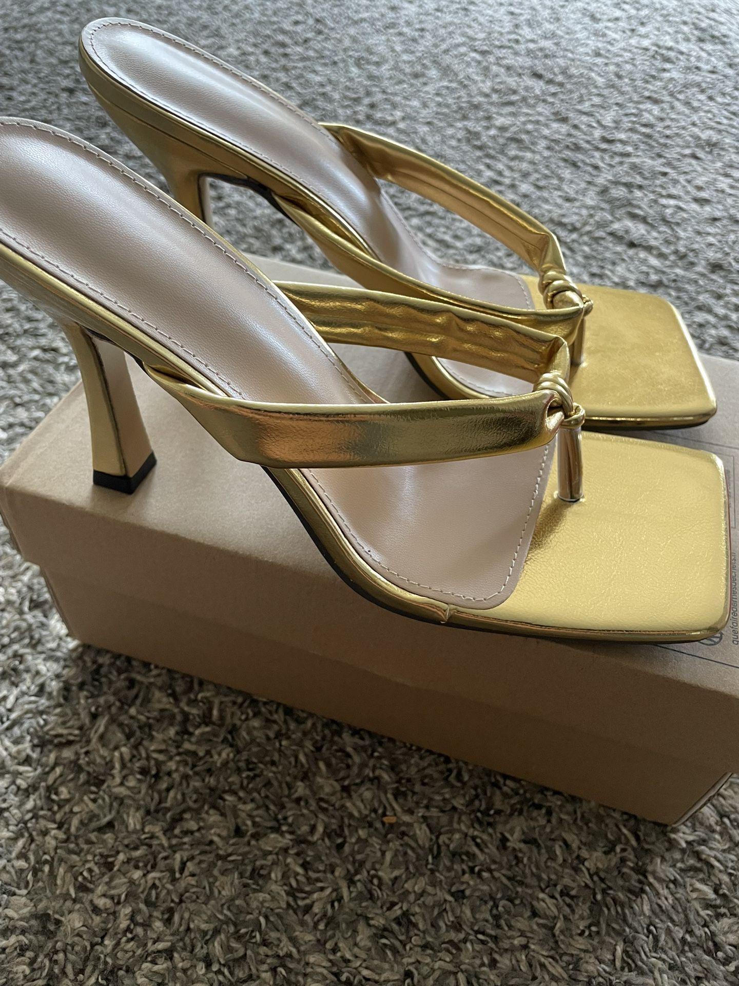 SIZE 7 STYLISH GOLD HEELS