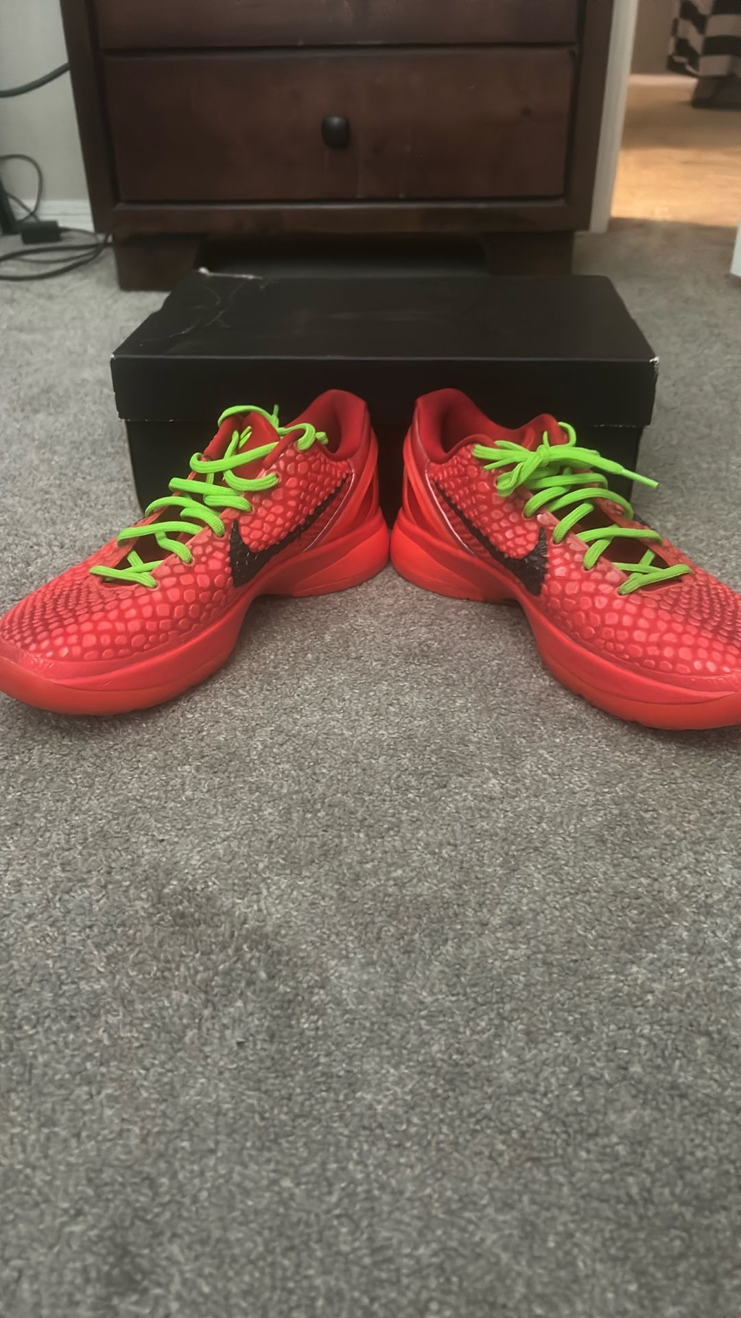 Kobe 6 Reverse Grinches Size 8 Men