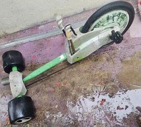 Three wheel Free rusted but looks like it still works