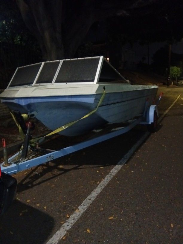 Boat And Trailer It's Like A 24 Ft Long 500$