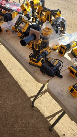 DEWALT
ATOMIC 20V MAX Lithium-lon
Cordless 4-1/2 in. Angle Grinder
with 20V MAX XR 3.5 Ah Battery
and Charger