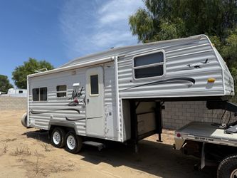2006 Nash 5th Wheel 22 feet   excellent shape ready to go