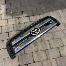 1st gen / 04-06 Toyota Tundra V8 Grill OEM (used)
