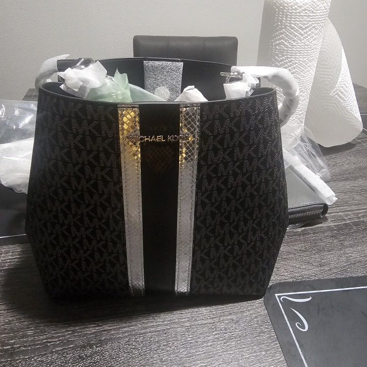 New Michael Kor Medium Purse
