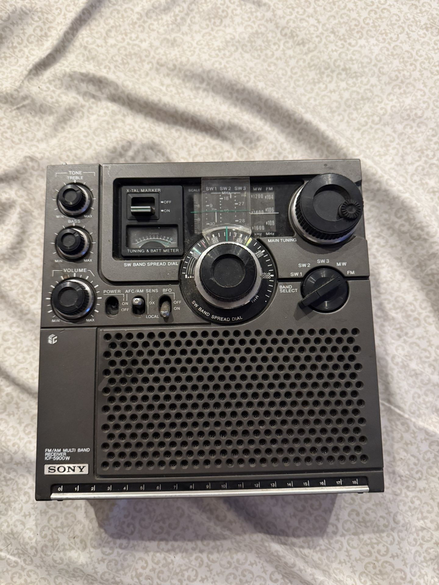 SONY FM/MW/SW 5 Band Receiver Model ICF-5900W W/Power Supply