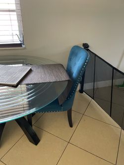 Glad dinner table with chairs