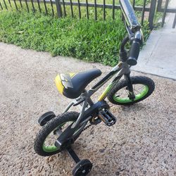 Huffy Rock IT Kids Bike With Training wheels