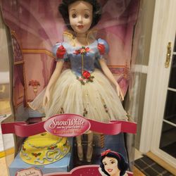 Disney BrassKey Keepsake porcelain Snow White doll
