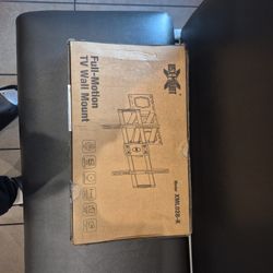 Full motion t v wall mount