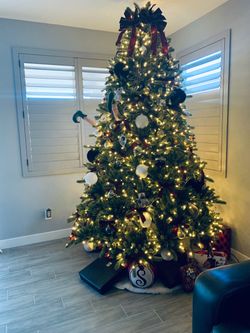 Large Pre-Lit Artificial Christmas Tree
