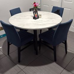 RoomsToGo Dinner Table & Chairs