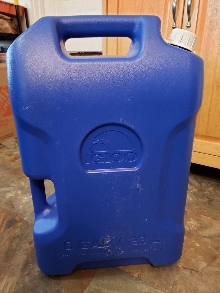 Igloo 6 gallon water jug