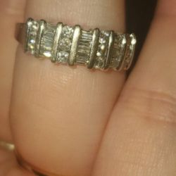 14k White Gold Ring With Diamonds Size 7.5