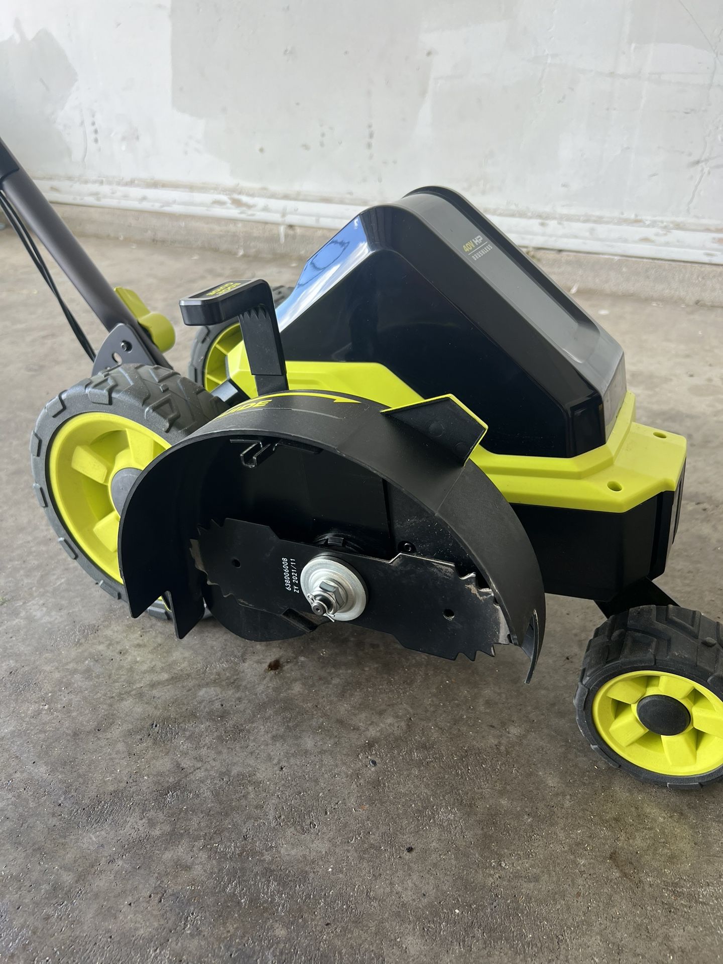 RYOBI 40V HP Brushless 9 in. Cordless Edger with 4.0 Ah Battery and Charger RY40760, GREEN