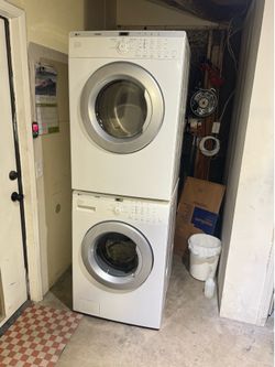 Set LG electric dryer light 220V , washer machine regular plug 110V everything works we deliver