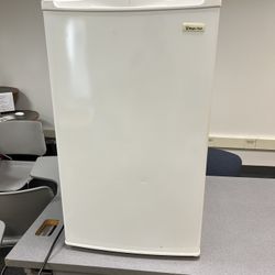 Magic Chef Mini Fridge 4.4 Cubic With Freezer