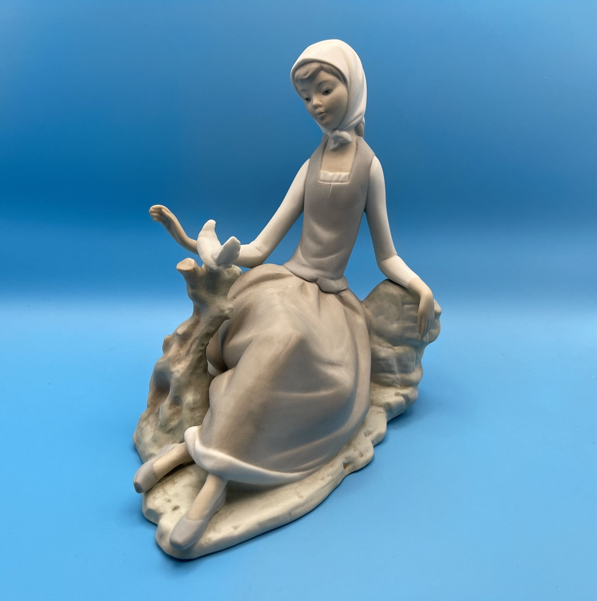 LLADRO Figurine "SHEPHERDESS WITH DOVE" #4660 (Rare / Retired)