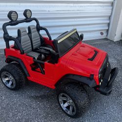 12V Moderno Kids Red Electric Battery Powered Ride On Jeep Car! New battery and includes new charger! Great condition! Working AM/FM Radio and Bluetoo