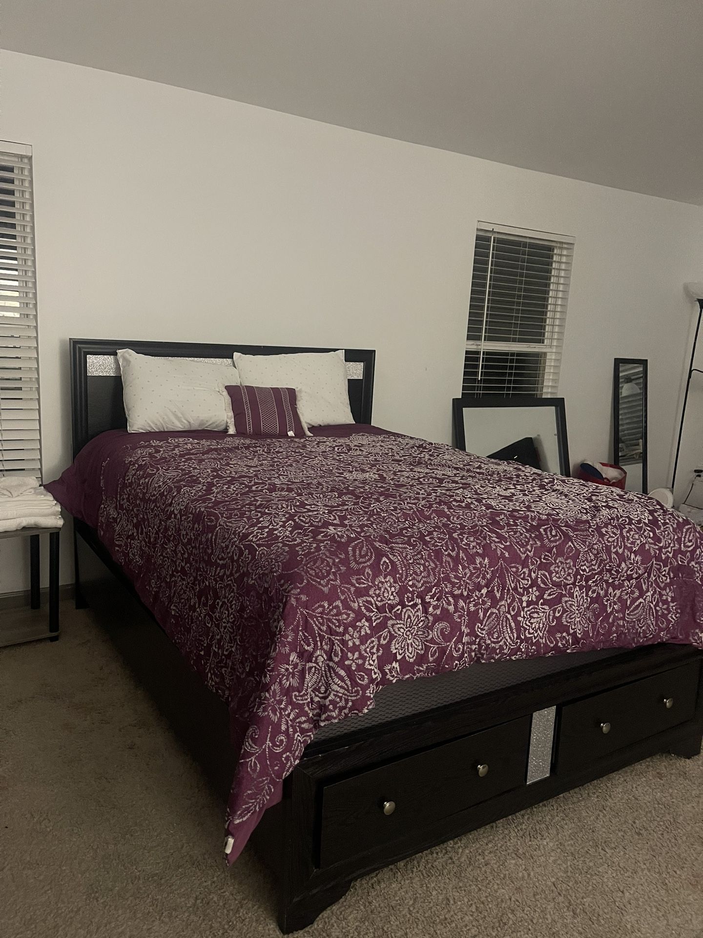 🛏️ Queen Storage Bed with Headboard + Mattress – Excellent Condition!