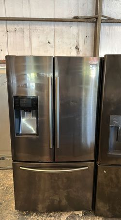 Samsung Fridge with Ice Maker and Water Dispenser