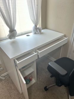 White Desk with Drawers and Storage