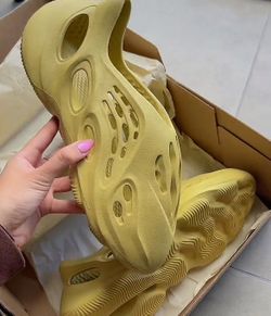 Yellow Foam runner size 10