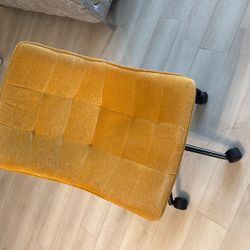  Yellow Desk Chair – Great Condition 💛