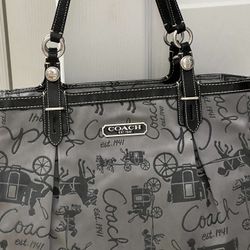 Coach Shoulder Bag Horse and Carriage L2060-F16567 in Excellent Condition No Rips, Tears or Stains Like New 