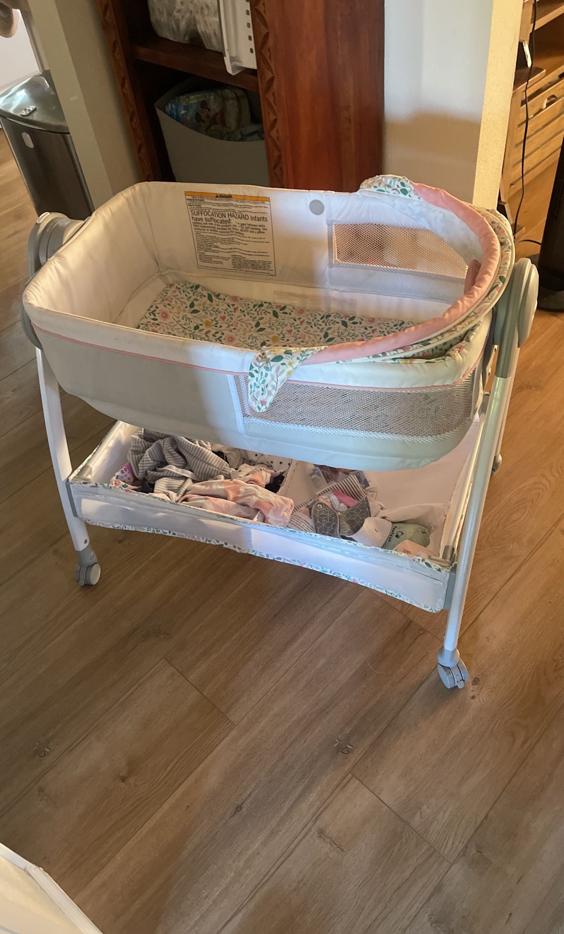 Portable Baby Bassinet/changing Table Graco