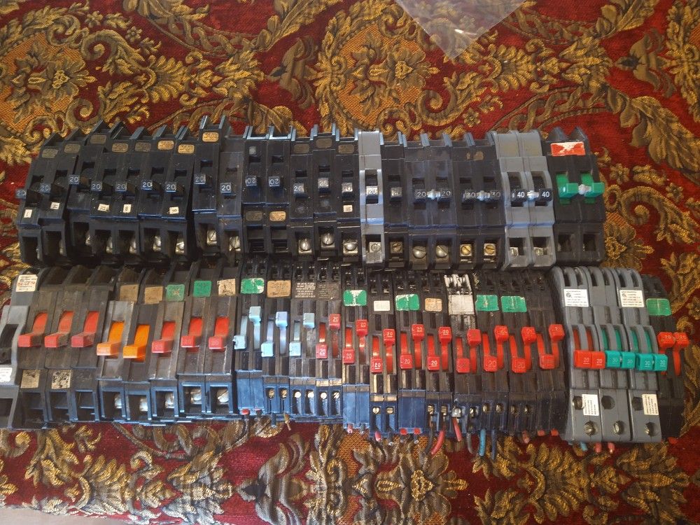 Calling All Electricians!! Lot Of (45) Zinco Breakers