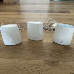 NETGEAR Orbi Tri-band Whole Home Mesh Wi-Fi System (Router Plus 2 Satellites) LIKE-NEW